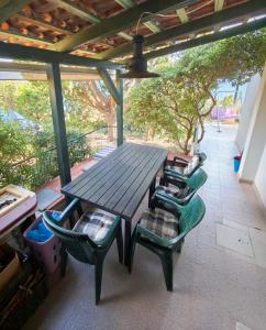una mesa de picnic y 4 sillas en el patio en Robinson house Vito, en Bol