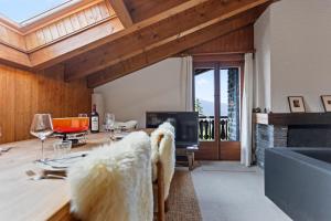 Piscine, Ski & Vue sur le lac - Crans 6 pers的休息区