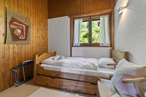Piscine, Ski & Vue sur le lac - Crans 6 pers客房内的一张或多张床位