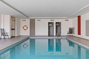 Piscine, Ski & Vue sur le lac - Crans 6 pers内部或周边的泳池