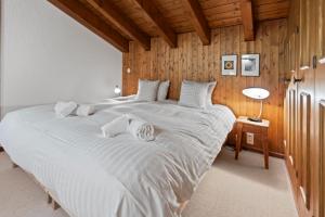Piscine, Ski & Vue sur le lac - Crans 6 pers客房内的一张或多张床位