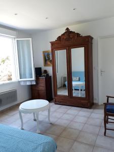 a living room with a mirror and a table at Maisonnette 2 minutes pied plage in Grosseto-Prugna