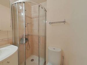 Et badeværelse på Studio confortable avec parking au Grand Bornand - FR-1-241-132 + 7 billeder