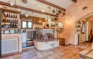 Nápoje v ubytování 3 Bedroom Pet Friendly Home In Imperia