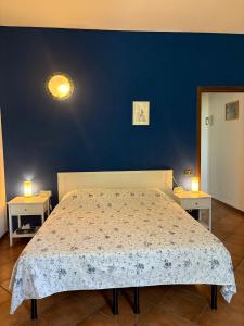 sypialnia z dużym łóżkiem z dwoma stołami w obiekcie Beautiful Tagliolo w mieście Tagliolo Monferrato