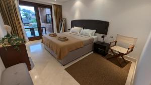 Postel nebo postele na pokoji v ubytování Tranquil Beachfront Apartments Mar Azul Resort + 39 fotografií