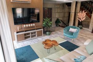 un soggiorno con un divano e una TV di Douro Sky Valley - Private Villa a Miomães