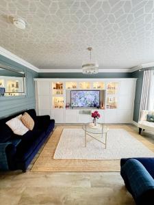 TV a/nebo společenská místnost v ubytování Luxury Large Family Home in Edinburgh
