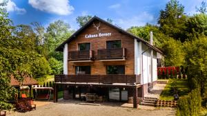 巴亚斯普列CABANA BERNER stațiunea Mogoșa的圆木房子,有 ⁇ 篷