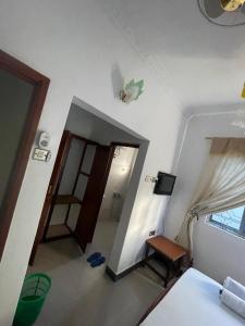 姆万扎Nyegezi Classis Hotel的一间卧室,带一张床和一扇门的房间