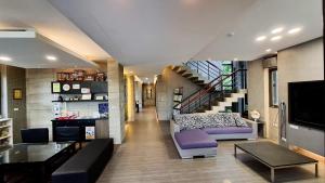 TV i/ili multimedijalni sistem u objektu The Designer's House