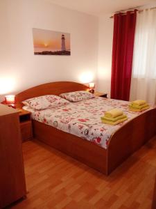 une chambre avec un lit avec deux serviettes dessus dans l'établissement Holiday home Davorka with garden and barbecue, à Ližnjan