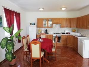 une cuisine avec une table et un chiffon rouge dans l'établissement Holiday home Davorka with garden and barbecue, à Ližnjan