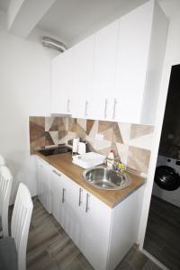 Kuchyň nebo kuchyňský kout v ubytování Apartmani Tomic Igalo