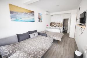 Postel nebo postele na pokoji v ubytování Apartmani Tomic Igalo