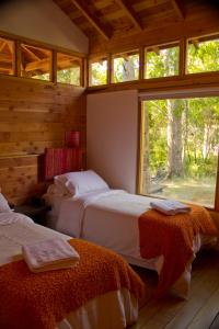 Una cama o camas en una habitación de El Aura Lodge - Parque Nacional Los Alerces