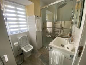 a bathroom with a toilet and a sink at Casa Los Cuncos in Barrio de Lomba