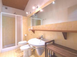 a bathroom with a sink and a toilet and a mirror at Grande, bella villa in Toscana vicino al mare in Capalbio +32 photos