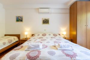 een slaapkamer met een bed met twee handdoeken erop bij Garden Rooms Chiara in Poreč +11 foto's