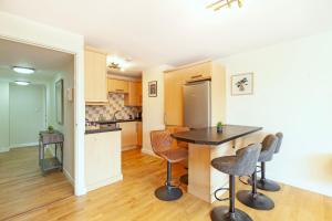 a kitchen with a table and chairs in a room at Stylish Two-Bedroom Flat in Marylebone in London +26 photos