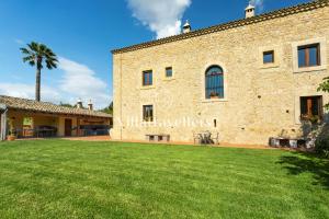 an external view of a villa with a large yard at Casale degli Erei in San Michele di Ganzaria