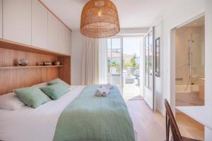 una camera da letto con un letto con un orsacchiotto sopra di Villa Les Peupliers avec piscine privée et sauna a Royan Altre 50 foto