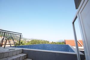 Bazén v ubytování Apartmani Tomic Igalo nebo v jeho okolí