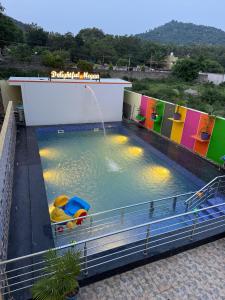 una grande piscina con fontana di Megaa Resort a Yelagiri