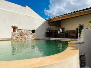 a swimming pool in the backyard of a house at L'Ecrin de Mérindol in Mérindol