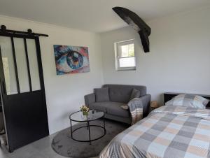 Postel nebo postele na pokoji v ubytování Tranquillity in a modern unit