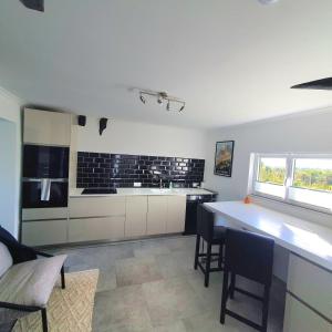 Kuchyň nebo kuchyňský kout v ubytování Tranquillity in a modern unit