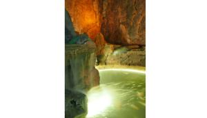 bañera llena de agua en una cueva en Evan Hotel Jambi en Jambi