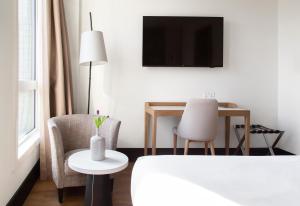 TV a/nebo společenská místnost v ubytování H10 London Waterloo