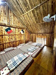 Katil atau katil-katil dalam bilik di Quanba Taigoo - HomeStay +98 gambar