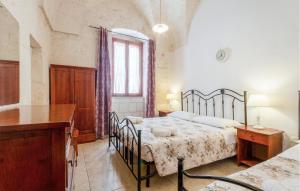 Un dormitorio con una cama grande y una ventana. en Apartment The Barco, en Ostuni