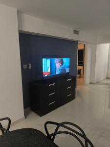 Μια τηλεόραση ή/και κέντρο ψυχαγωγίας στο Ocean view apartment near the airport +30 φωτογραφίες