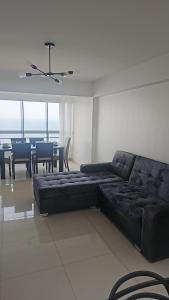 Χώρος καθιστικού στο Ocean view apartment near the airport