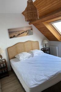Ένα ή περισσότερα κρεβάτια σε δωμάτιο στο Appartement La Bourdonnière - situé à Wimereux - 4 pers - bord de l'eau - vue mer