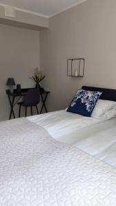 Postel nebo postele na pokoji v ubytování The House of Aurora II + 24 fotografií