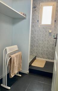 bagno con doccia, panca e finestra di Charming mediterranean house a Villelongue-de-la-Salanque