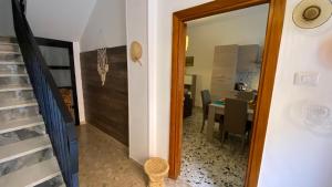 托雷斯港AffittaSardegna - Casa Jolie的带镜子的走廊和餐厅 更多17张照片