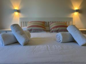 un letto con sopra degli asciugamani di Petit Paradis a Son Bou