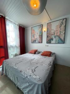 Rúm í herbergi á PENTHOUSE SEASIDE 10 MIN port, croisière et aéroport