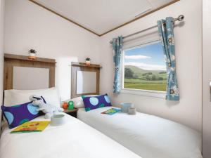 Ένα ή περισσότερα κρεβάτια σε δωμάτιο στο Heather View Leisure Park - Ivy Caravan 4