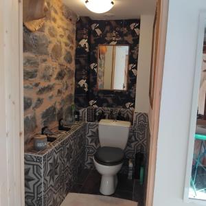 a bathroom with a black and white patterned wall at Bucolique Studette  +6 photos