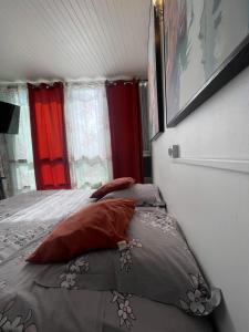 Rúm í herbergi á PENTHOUSE SEASIDE 10 MIN port, croisière et aéroport