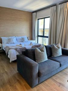 Ένα ή περισσότερα κρεβάτια σε δωμάτιο στο The Gallery Luxury Apartments
