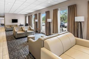 Posezení v ubytování SureStay Hotel by Best Western SeaTac Airport North