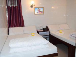 Un pat sau paturi într-o cameră la Om Guest House