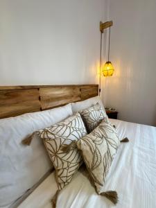 ein Schlafzimmer mit einem Bett mit zwei Kissen darauf in der Unterkunft Entre gigantes, La Alhambra y Sierra Nevada in Güéjar-Sierra